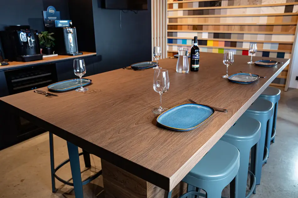 Recouvrement effet bois d&#39;une table à manger